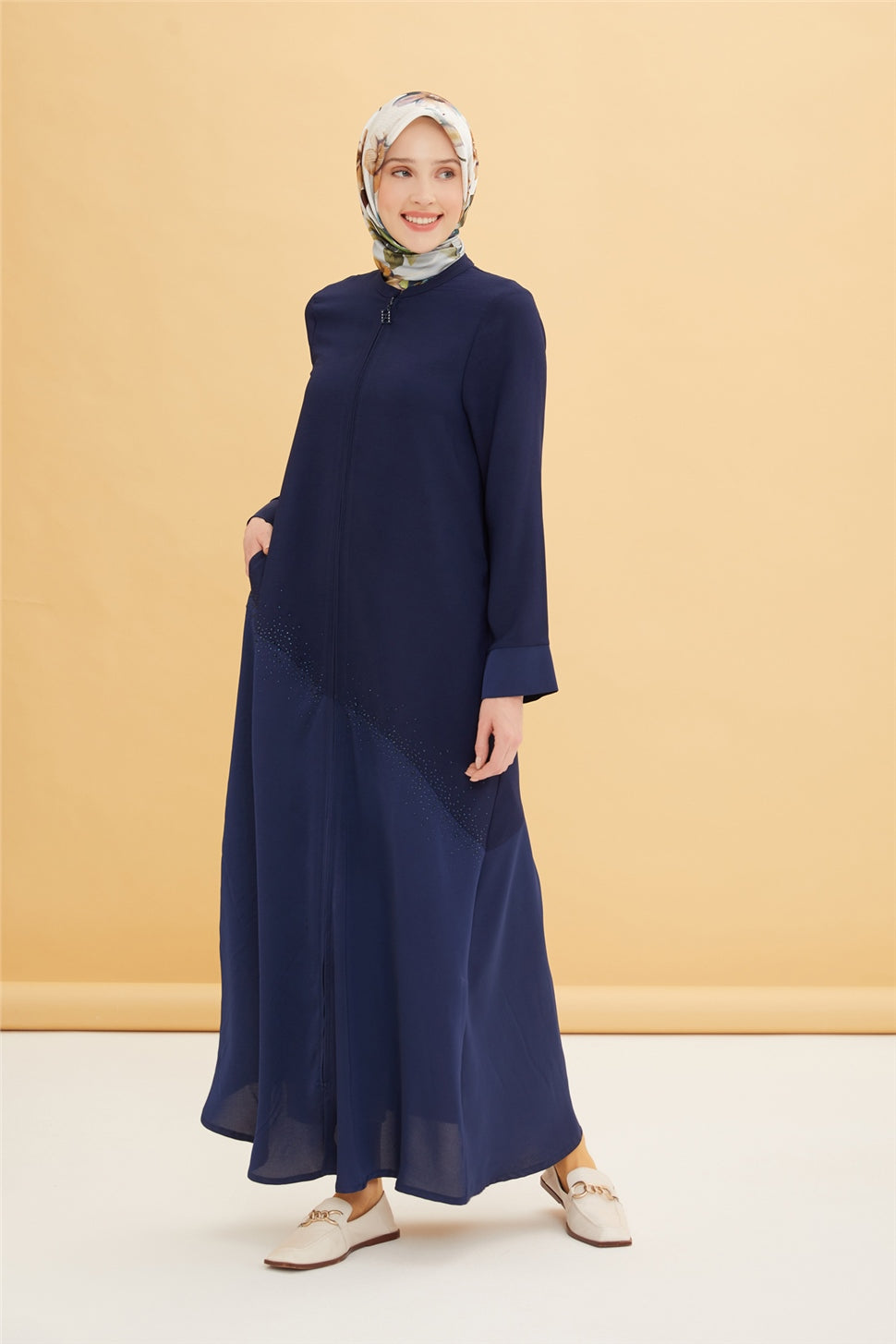 Armine Abaya mit asymmetrischem Schnitt und verzierten Steinen 8805