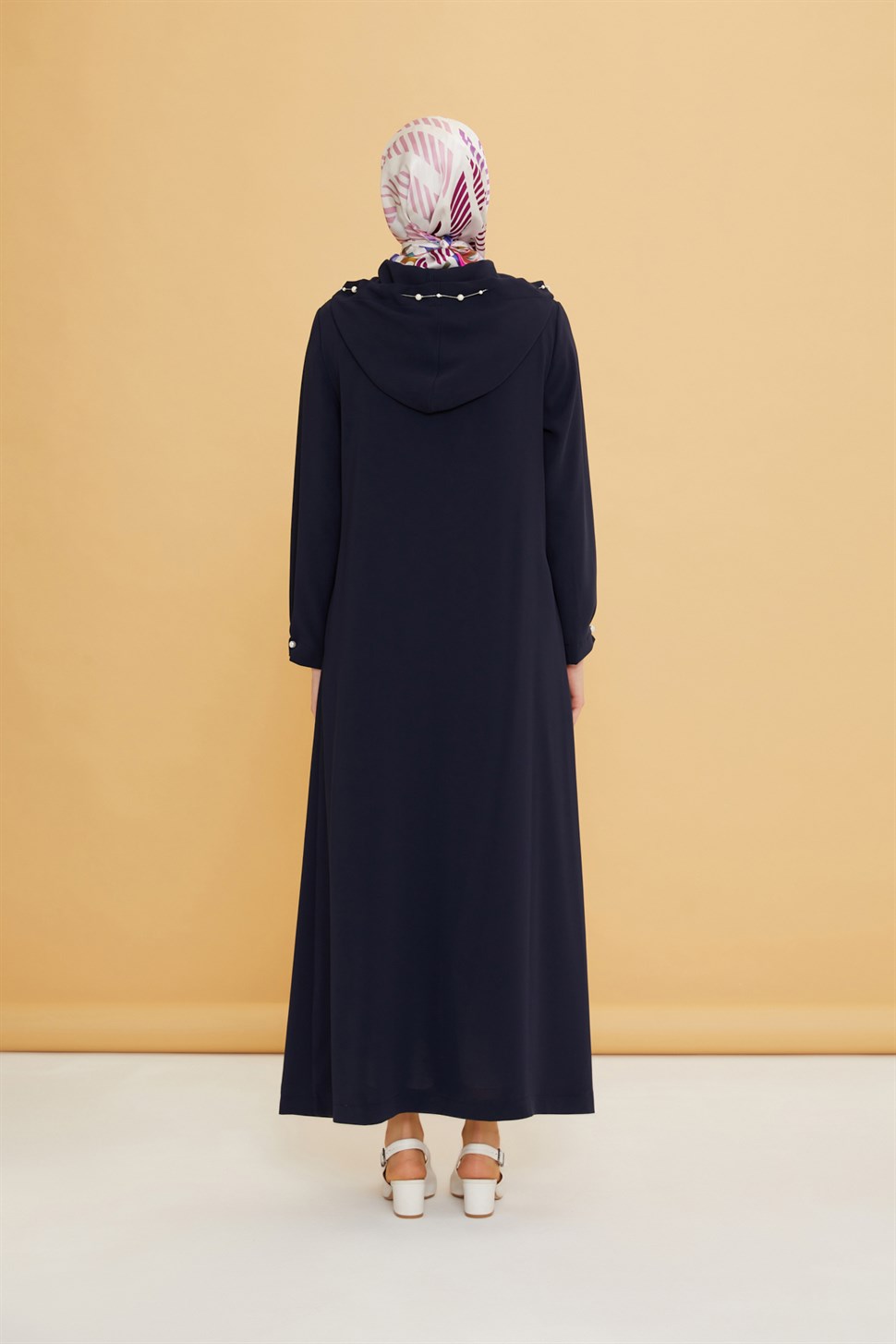 Armine Abaya mit Perlenkette 8806